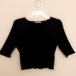 Cropped, mid length sleeve black Shirt